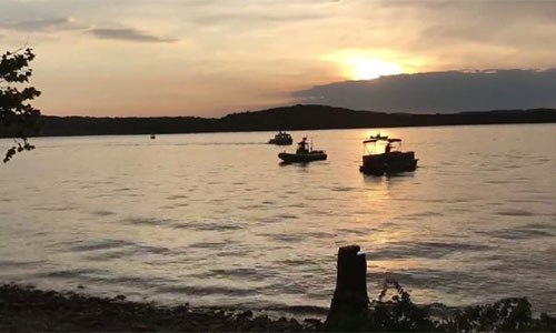 equipo de rescate en el lago Table Rock Once muertos en el naufragio de una embarcación turística en EEUU